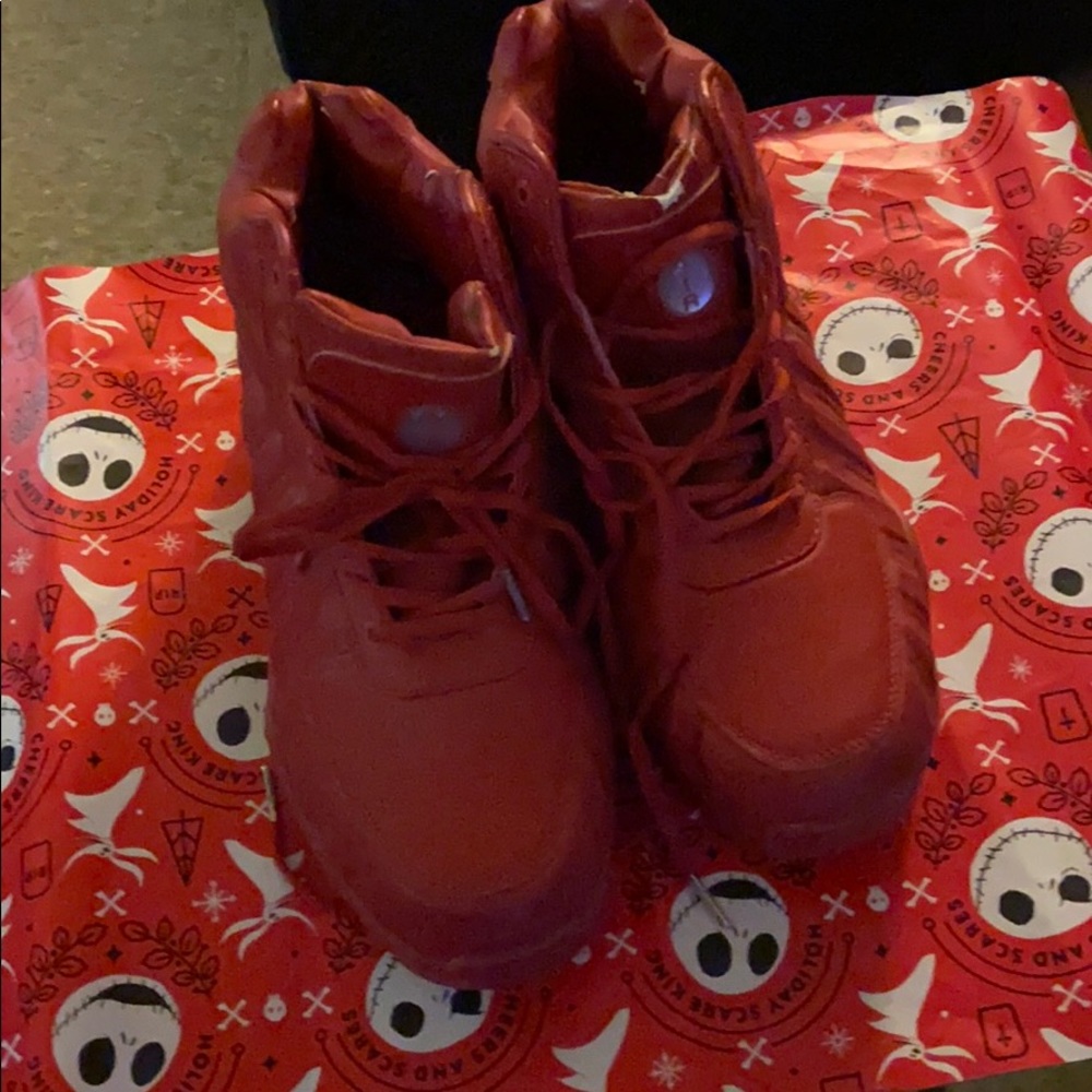 Red Nike boots no Creses